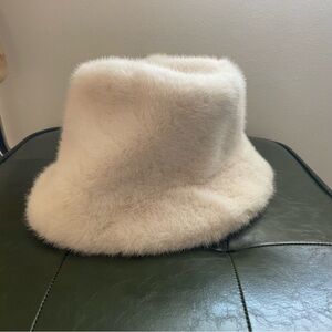 SOFT FLUFFY BUCKET HAT IN CREAM